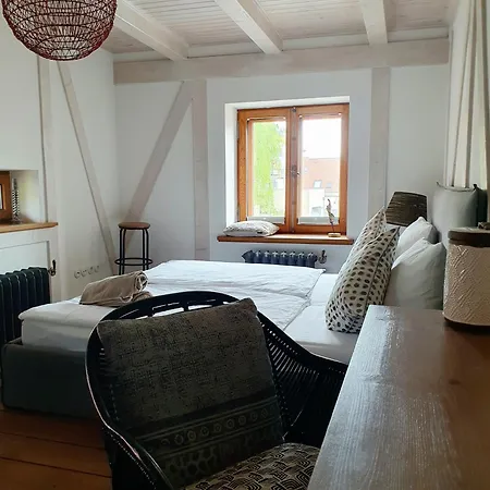 Stadtvilla An Der Viergelindenbruecke * רוסטוק